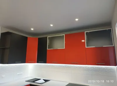 Черно-красная угловая кухня с матовыми и глянцевыми фасадами AGT 723 и 600