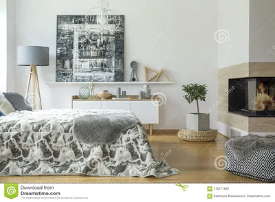 Теплый интерьер спальни с камином Стоковое Фото - изображение насчитывающей  бело, валики: 116271880