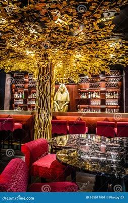 Дизайн интерьера красивого ресторана лаундж-бара с столами Редакционное  Фотография - изображение насчитывающей конструкция, нутряно: 165017907