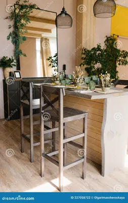 интерьер деревянной кухни загородного дома . столовая бар-стойка со  стульями Стоковое Фото - изображение насчитывающей самомоднейше, меню:  227058722