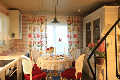 Фото интерьера кухни гостевого дома из оцилиндрованного бревна