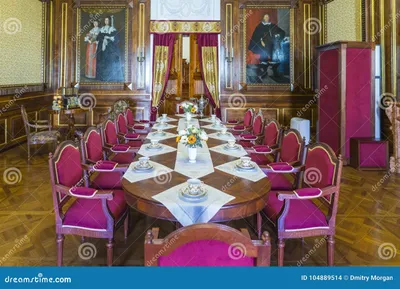 Маленькая столовая используемая как живущая комната для гостей и столовой `  S принца Редакционное Стоковое Изображение - изображение насчитывающей  литва, назначение: 104889514