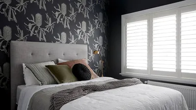 Обои двух видов в спальне: 75 вариантов гармоничных интерьеров