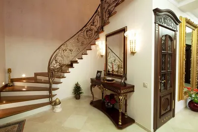 Дизайн прихожей с лестницей в частном доме
