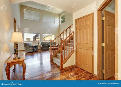 Классический интерьер прихожей с паркетом Взгляд лестниц к второй этаж  Стоковое Изображение - изображение насчитывающей нутряно, строя: 77455973