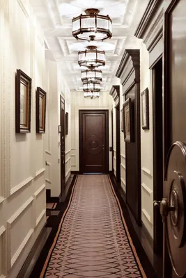 Интерьер длинного коридора в частном доме - 75 фото