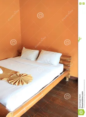Оранжевая спальня на расслабляющий праздник Стоковое Изображение -  изображение насчитывающей подушка, стена: 79778221