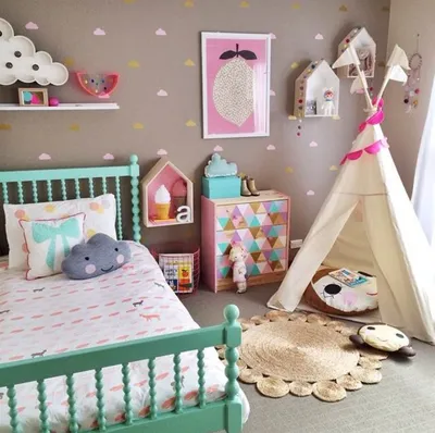 Дизайн спальни с детской кроваткой: советы по обустройству и оформлению  интерьера