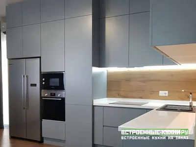 Большая голубая кухня в стиле модерн с пеналом - Кухни на заказ по  индивидуальным размерам в Москве
