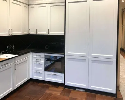Бело-черная кухня с мраморной отделкой