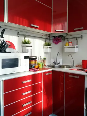 Кухня в красном цвете: идеи сочетания цветов и фото интерьеров