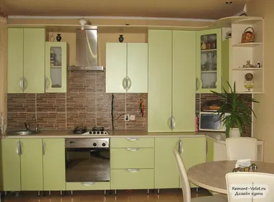 Угловая кухня цвета «зеленый лен»: спрятанный котел и отдельностоящая  техника