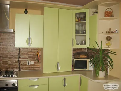 Угловая кухня цвета «зеленый лен»: спрятанный котел и отдельностоящая  техника