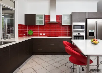 Красно-белая кухня: 70 фото ярких идей интерьера, комбинации цвета и выбор  обоев