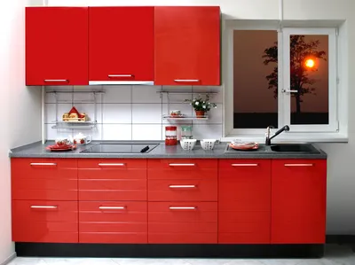 Красно-белая и красно-черная кухня в интерьере: гарнитур с серым, черная  столешница - 34 фото