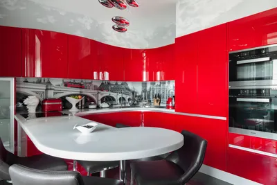 Красивые кухни с красными фасадами и полуостровом – 135 лучших фото дизайна  интерьера кухни | Houzz Россия