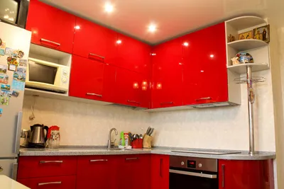 Кухня на Хлыновской в ярко красных тонах