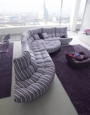 Сиреневый диван в интерьере гостиной: современный дизайн зала в лиловых  тонах, фото