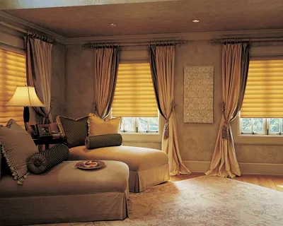 Коричневые шторы в интерьере гостиной — красивые фото дизайна