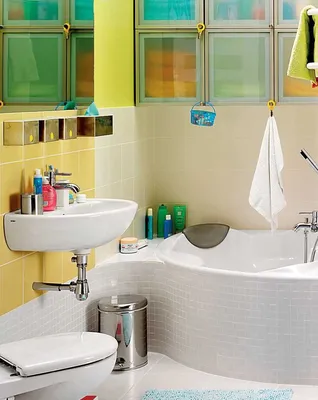 Угловая ванна в маленькой ванной комнате: интересные дизайнерские решения с  фото