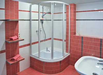 Маленькая ванная комната с душевой кабиной, перегородкой из стекла,  стиральной машиной и туалетом: дизайн - 33 фото