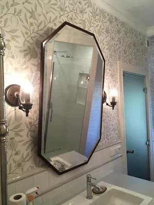 Настенное зеркало в восьмиугольной металлической раме