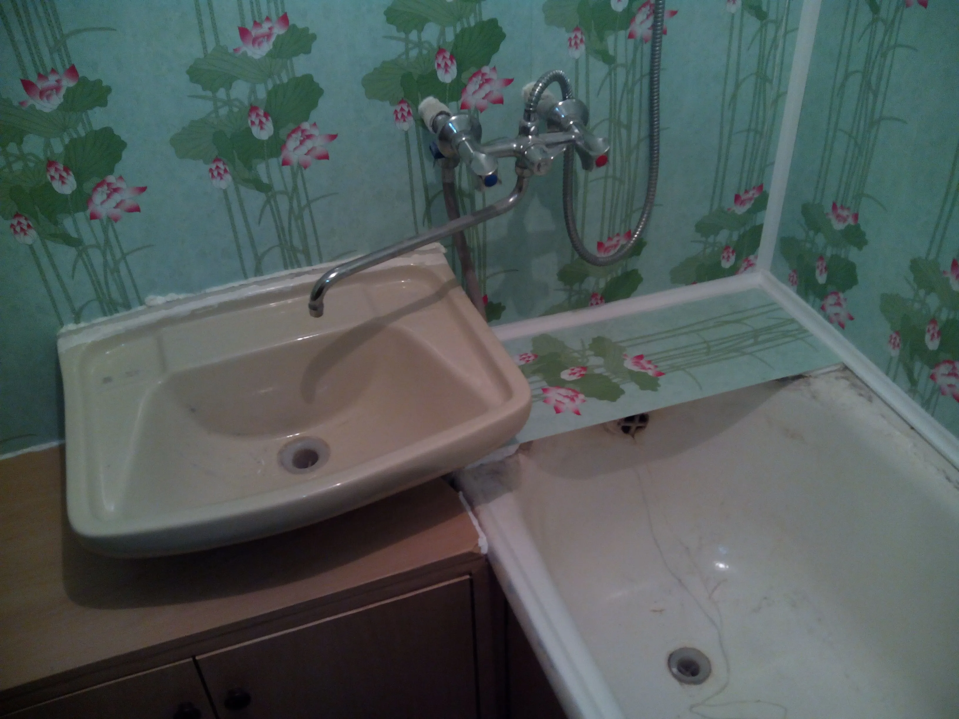 Ремонт недорого пвх. Отделка ванной комнаты панелями ПВХ. Ванная панелями ПВХ хрущевка. Ванная в хрущевке панелями. Ванная отделка пластиковыми панелями.