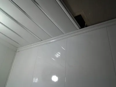 Потолок из панелей пвх: своими руками, монтаж, фото, крепление