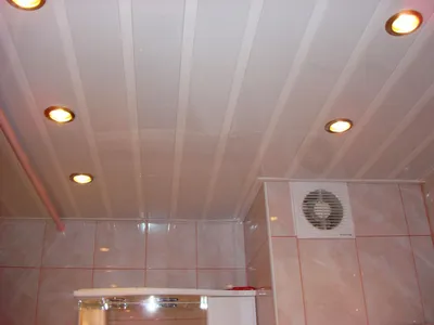 Потолок в ванной из пластиковых панелей: фото интерьера потолка с ПВХ  панелями