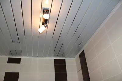 Отделка потолка пластиковыми панелями на кухне и в ванной комнате
