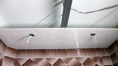 Монтаж потолка в ванной из пластиковой вагонки (панелей ПВХ) - YouTube