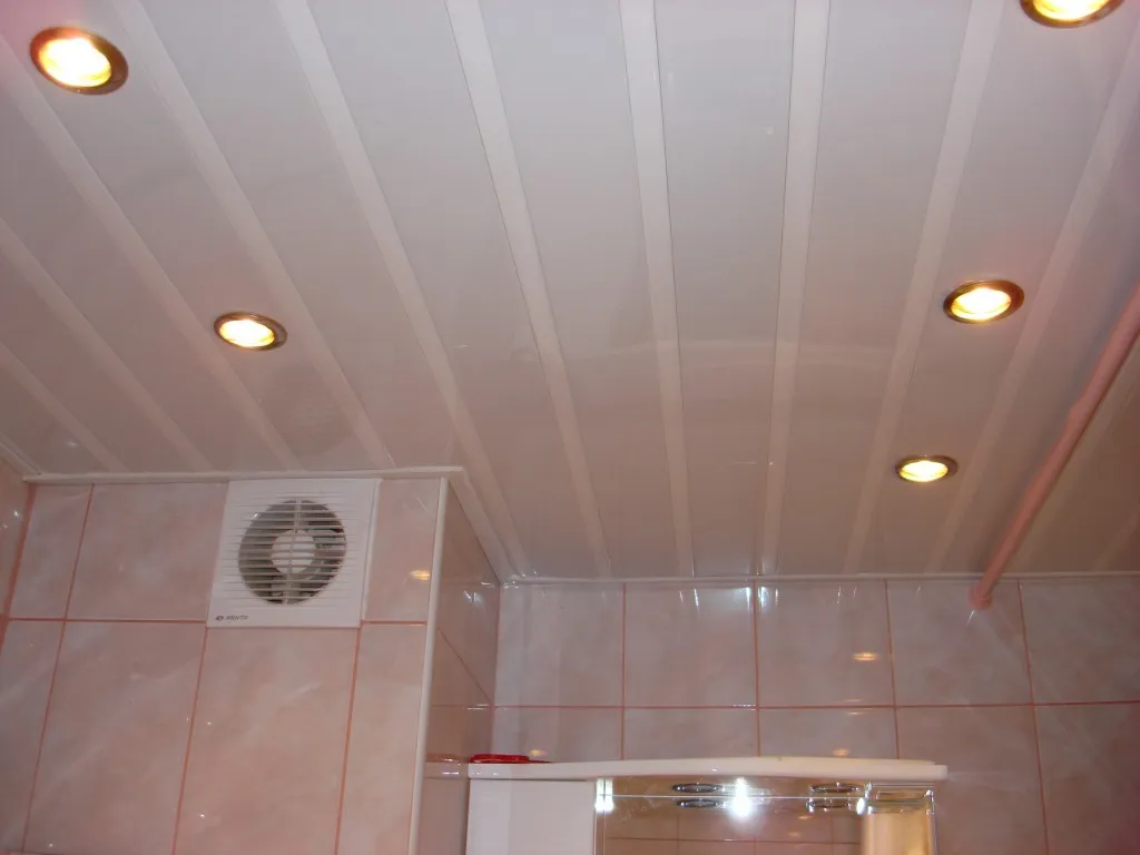 Потолок из стеновых панелей ПВХ в ванной комнате