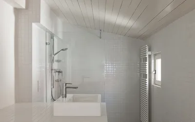 Потолки в ванной: как выбрать материал и что надо знать