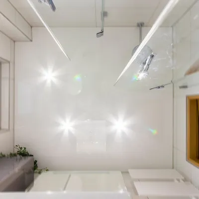 Натяжной потолок в ванной комнате: минусы и плюсы