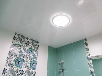 Натяжной потолок в ванной комнате, фото дизайна, освещение, все плюсы и  минусыВарианты планировки и дизайна