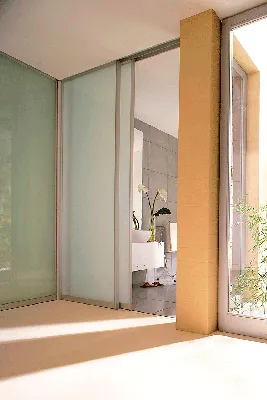 Стильные стеклянные двери для ванной — это модно и оригинально