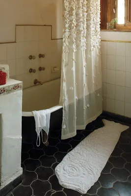 Шторы для ванной: прозрачные, рулонные, складные, водоотталкивающие,  текстильные, фото-шторы из IKEA. Как выбрать правильный размер?