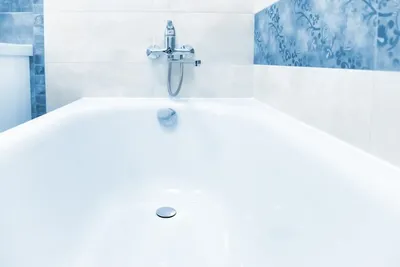 Крупным планом бело-синяя ванна в интерьере ванной комнаты | Премиум Фото