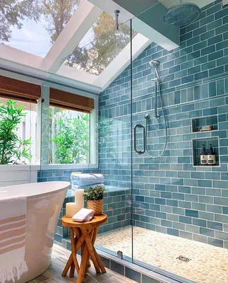 Love it! Бирюзовая ванная комната с мансардными окнами - Фотографии  красивых интерьеров