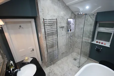 Ванная комната с отделкой из мрамора