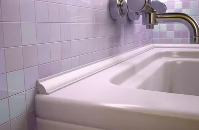 Бордюр для ванны от протекания: как приклеить уголок для стыков, как  сделать своими руками, чем клеить плинтус для душевой кабинки, установка,  фото, видео