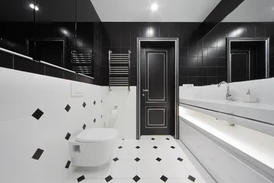 роскошная ванная комната. чёрно-белая ванная комната с мраморной плиткой и  зеркалом Стоковое Изображение - изображение насчитывающей дороге, уютный:  220666637