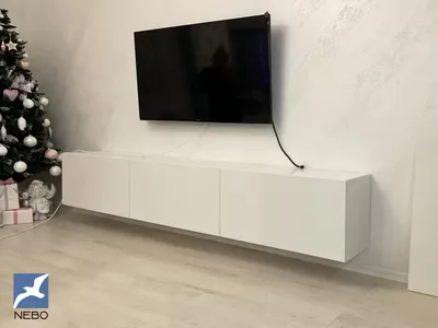 Белая подвесная тумба под ТВ в гостиной из ЛДСП - на заказ в Москве