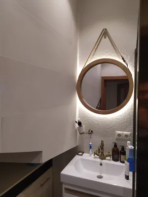 Популярные зеркала в раме в ванную комнату или прихожую: Круглое зеркало из  массива дуба на кожаном коричневом ремне с подсветкой