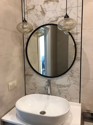 В интерьере: Круглое черное зеркало в интерьере ванной комнаты