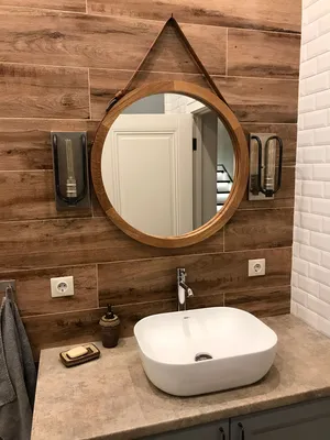 В интерьере: Круглое зеркало в раме из массива на кожаном ремне в ванной  (рама дуб) | Круглые зеркала, Зеркало в ванной, Освещение ванной