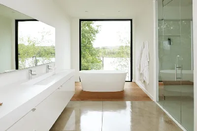 Интерьер ванной комнаты с окном