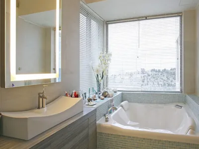 Ванная комната с окном в частном доме дизайн фото: правила и реальные  фотографии удачных интерьерных решений