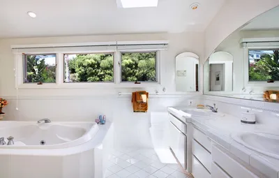 Интерьер ванной комнаты с окном - 65 фото