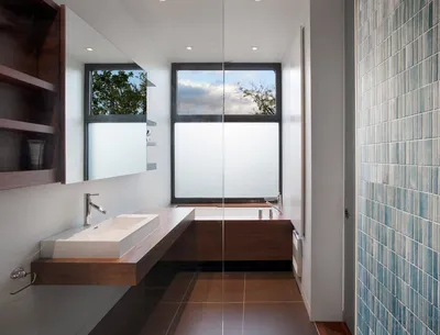 Красивый дизайн окон в ванной комнате: большие и маленькие, классические и  современные